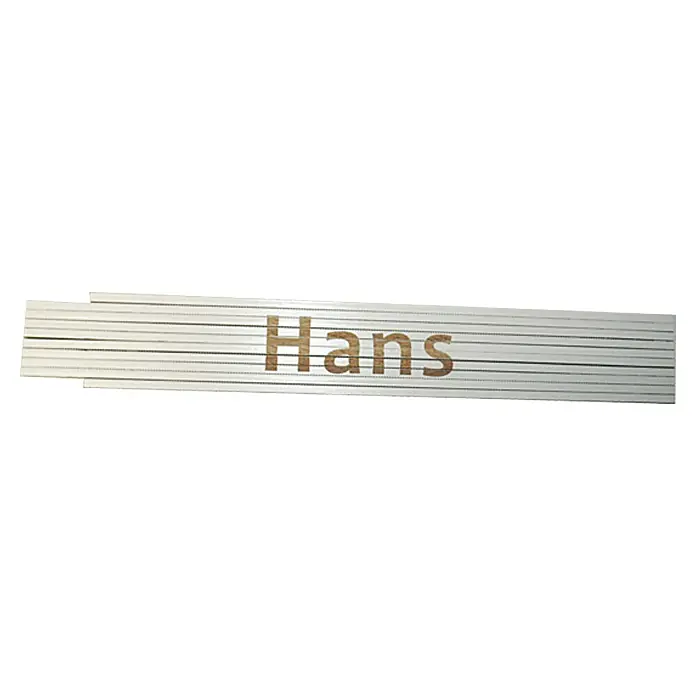 Zollstock - Aufdruck: Hans, 2 m - Ein Zollstock aus Holz mit dem Namen "Hans" in brauner Schrift. Das Messwerkzeug ist für präzise Messungen konzipiert.