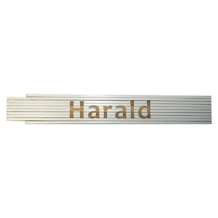 Zollstock - Aufdruck: Harald, 2 m - Das Bild zeigt einen Zollstock mit dem Namen "Harald" darauf. Der Zollstock ist weiß und die Schrift ist in Holzfarbe gehalten.