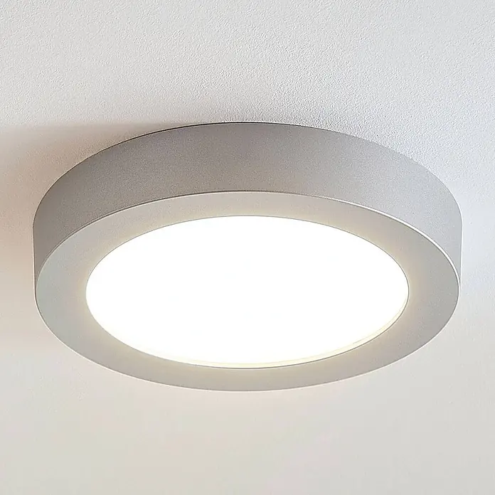 Arcchio LED Deckenlampe in silber, weiß, Deckenleuchte rund -  - Eine runde, silberfarbene LED-Deckenleuchte, bündig montiert, strahlt helles weißes Licht aus.