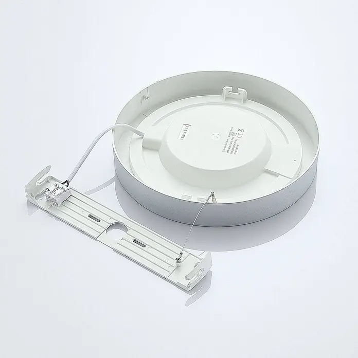 Arcchio LED Deckenlampe in silber, weiß, Deckenleuchte rund -  - Rückansicht einer runden, weißen LED-Deckenleuchte mit silbernem Rand, Treiber, Kabel und separater Montagehalterung mit Klemmenblock.