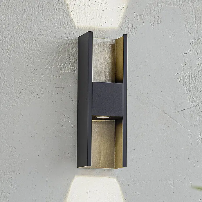 Lucande Außenwandleuchte Lavrin - schwarz, schwarz, IP54 - Anthrazitfarbene Außenwandleuchte mit goldenem Innenreflektor, auf rauer Wand montiert, leuchtet nach oben und unten.