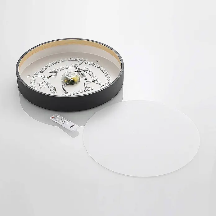 Lindby LED Deckenlampe in anthrazit, Deckenleuchte rund -  - Demontierte LED-Deckenleuchte mit dunkelgrauem Rahmen, Holzrand, internen LEDs, Fernbedienung und weißem Diffusor.