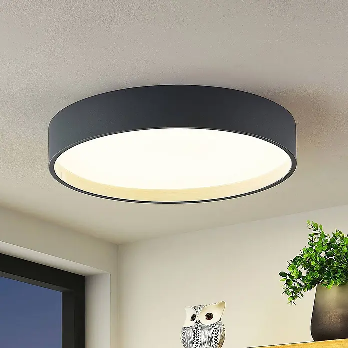 Lindby LED Deckenlampe in anthrazit, Deckenleuchte rund -  - Runde dunkelgraue Deckenleuchte mit hellem Holzinnenrand und weißem Diffusor, flach an der Decke montiert, die einen Raum beleuchtet.