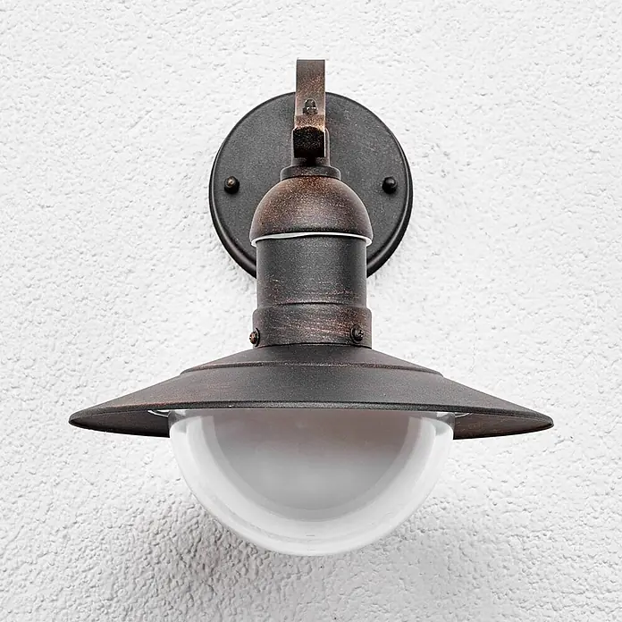 Lindby Edelstahl LED Wandlampe aussen Antik Look, LED Wandleuchte außen -  - Wandmontierte Außenleuchte mit dunkelbraunem Finish und breitem Schirm über einer weißen, kuppelförmigen Glaskugel.