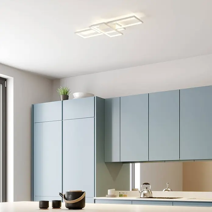 Lindby Deckenleuchte Poppy - weiß / opal, weiß / opal - Moderne weiße geometrische LED-Deckenleuchte beleuchtet eine Küche.