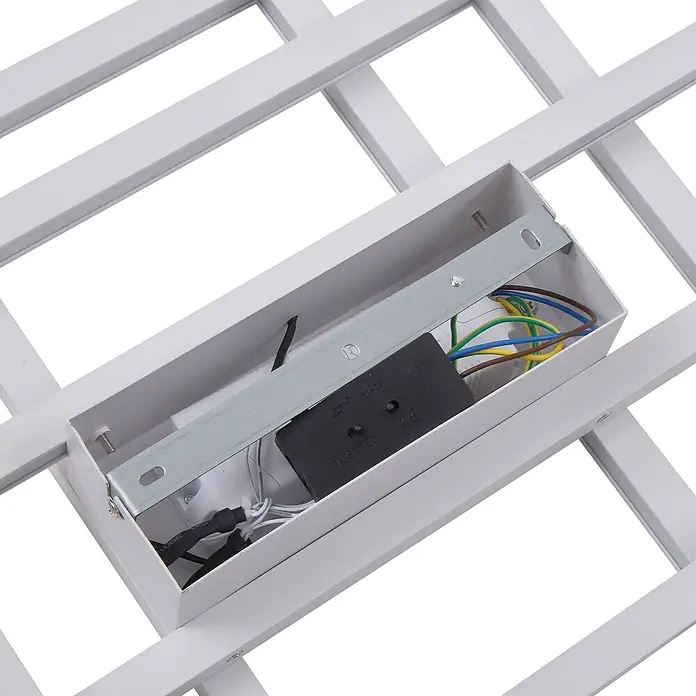 Lindby Deckenleuchte Poppy - weiß / opal, weiß / opal - Innenansicht einer weißen Deckenleuchte mit elektrischen Komponenten, schwarzem Gehäuse und mehrfarbiger Verkabelung.