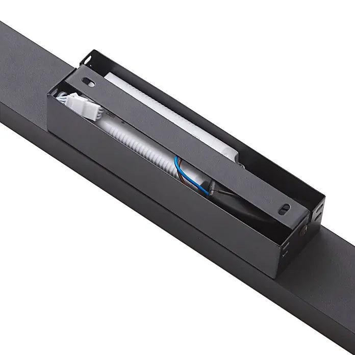 Lucande Deckenleuchte Leicy - schwarz - Innenansicht einer schwarzen linearen LED-Leuchte, mit weißen Leistungskomponenten und blauen/braunen Kabeln im Metallgehäuse.