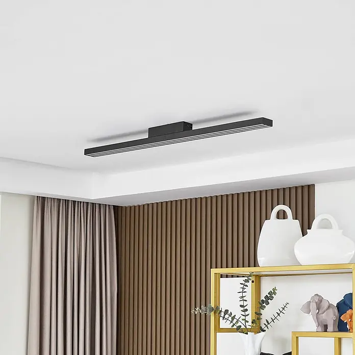 Lucande LED Deckenlampe in schwarz, weiß, dimmbar Deckenleuchte -  - Schwarze lineare Deckenleuchte installiert.