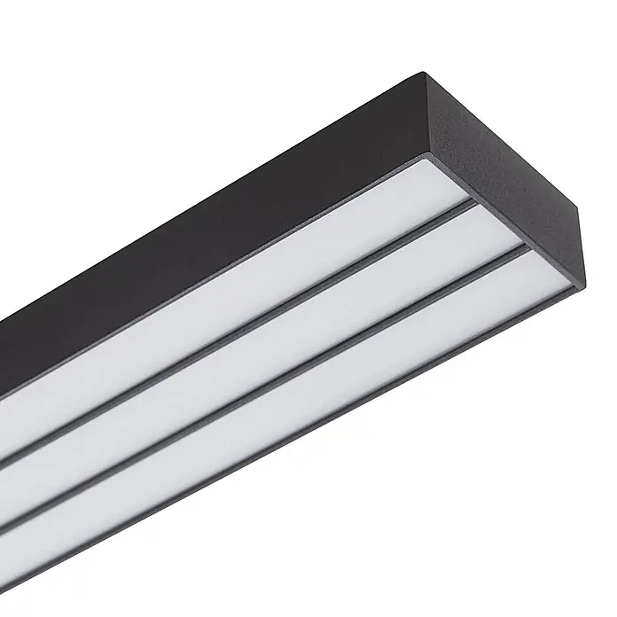 Lucande LED Deckenlampe in schwarz, weiß, dimmbar Deckenleuchte -  - Rechteckige LED-Leuchte mit dunkelgrauem Gehäuse und drei weißen Leuchtstreifen.