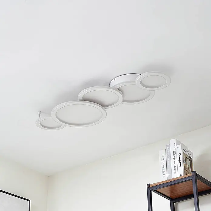 Lucande Deckenlampe in weiß, Deckenleuchte -  - Moderne weiße Deckenleuchte mit überlappenden runden Elementen unterschiedlicher Größen an einer weißen Decke.
