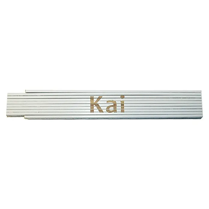Zollstock - Aufdruck: Kai, 2 m - Das Bild zeigt einen Holzscheit mit dem Namen "Kai" darauf, ein persönliches Detail für dieses nützliche Holzprodukt.