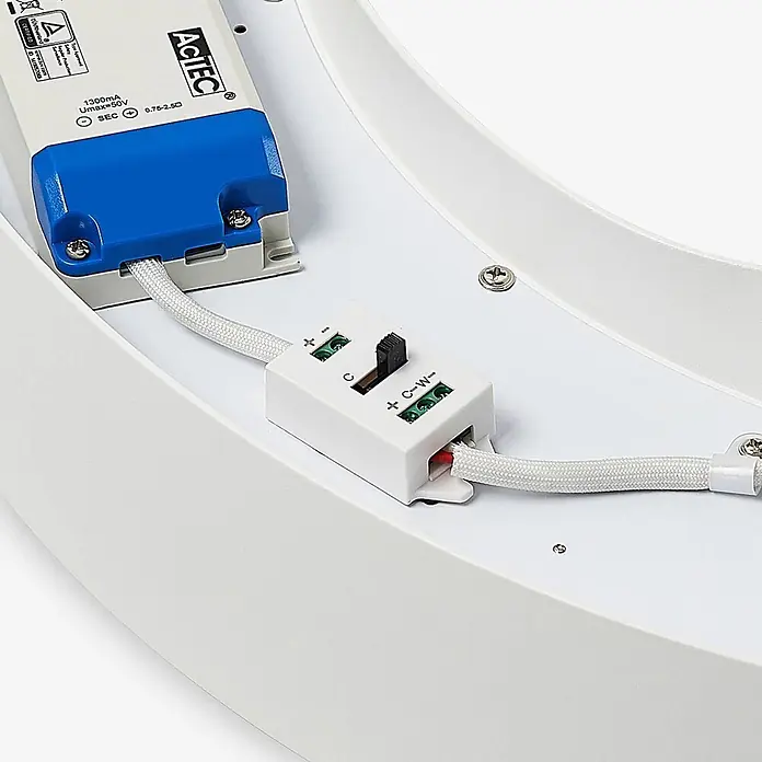 Arcchio LED Deckenlampe in weiß, Deckenleuchte rund -  - Nahaufnahme eines weißen LED-Treibers und eines Steckers mit Schalter, mit weißen Kabeln in einer weißen, gebogenen Leuchte verdrahtet.
