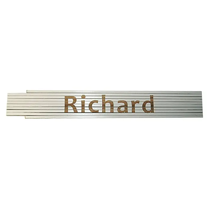 Zollstock - Aufdruck: Richard, 2 m - Nahaufnahme eines personalisierten Zollstocks mit dem Namen "Richard" darauf, ein nützliches und individuelles Werkzeug für Handwerker.