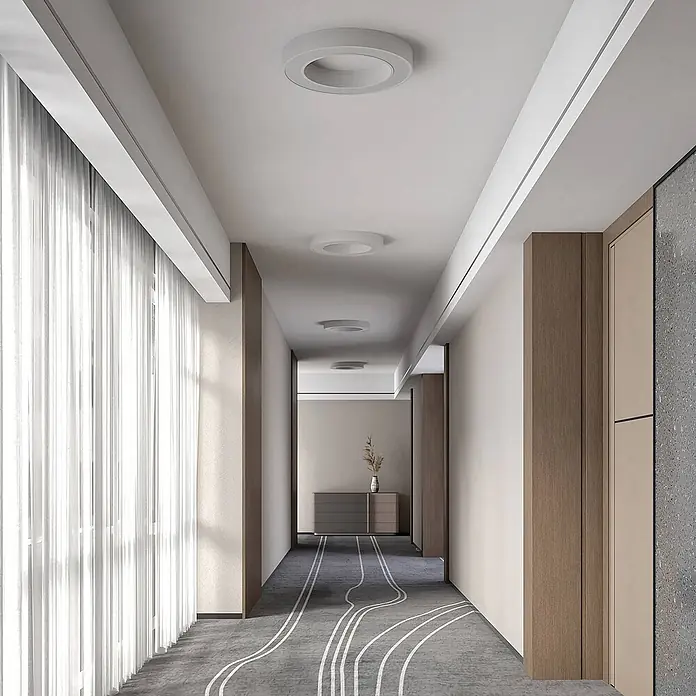 Arcchio LED Deckenlampe in weiß, Deckenleuchte rund -  - Weiße runde Deckenleuchten beleuchten einen modernen Flur mit hellen Holzakzenten und gemustertem Boden.