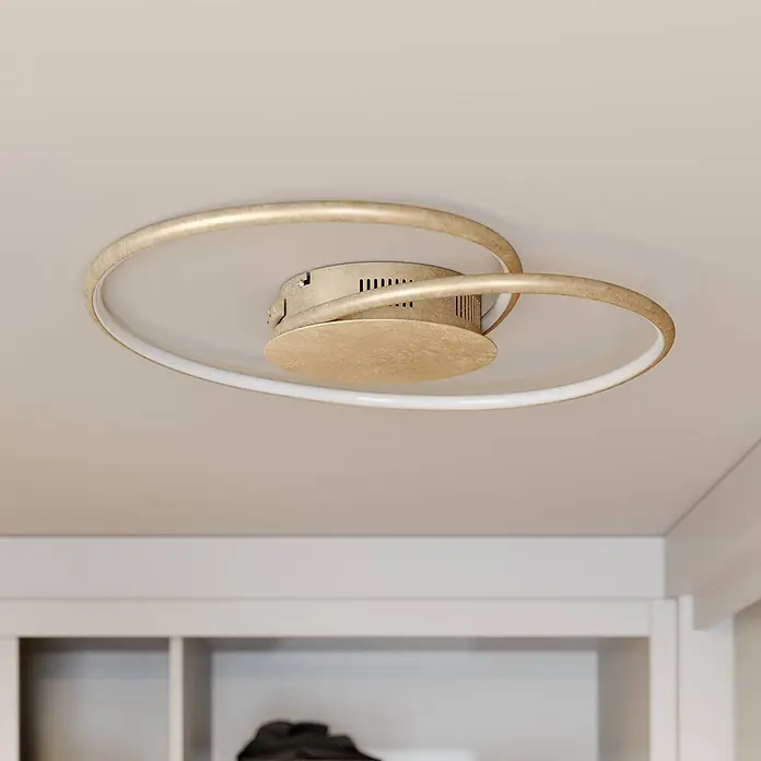 Lindby LED Deckenlampe in gold, Deckenleuchte -  - Abstrakt goldene LED-Deckenleuchte in Spiralform, an einer hellen Decke montiert.