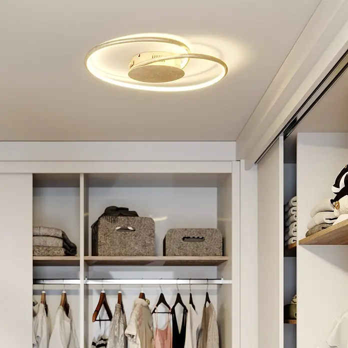 Lindby LED Deckenlampe in gold, Deckenleuchte -  - Moderne goldene LED-Deckenleuchte beleuchtet einen Kleiderschrank.