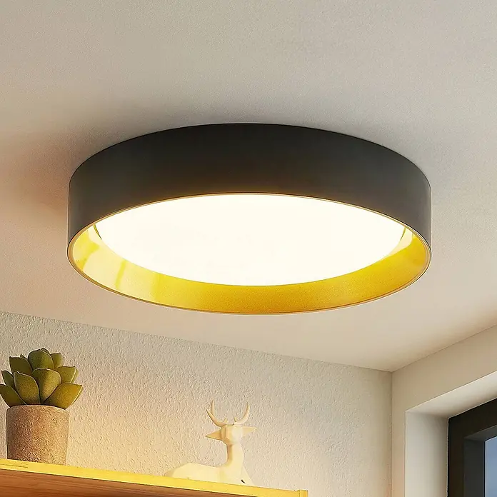 Lindby LED Deckenlampe in schwarz, gold, Deckenleuchte rund -  - Runde Deckenleuchte mit dunkelgrauer Außenseite und goldener Innenseite, die helles Licht spendet.