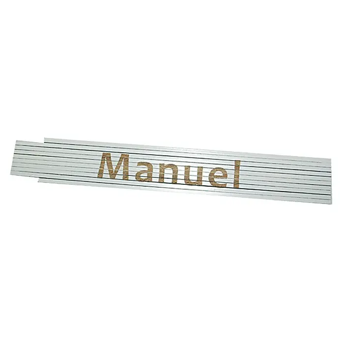 Zollstock - Aufdruck: Manuel, 2 m - Abgebildet ist ein Namensschild "Manuel" mit horizontalen Linien, das eine elegante und persönliche Note für verschiedene Anwendungen bietet.