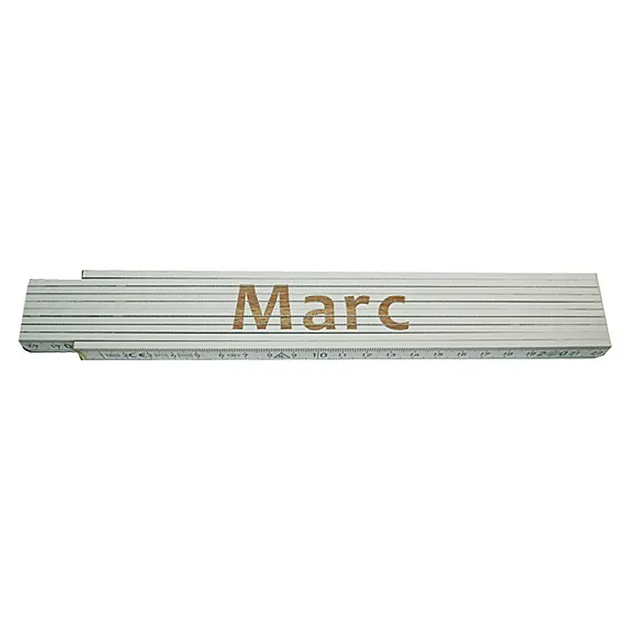 Zollstock - Aufdruck: Marc, 2 m - Ein Zollstock mit dem Namen "Marc" in brauner Schrift. Ideal für Handwerker und DIY-Enthusiasten, die ein personalisiertes Messwerkzeug suchen.