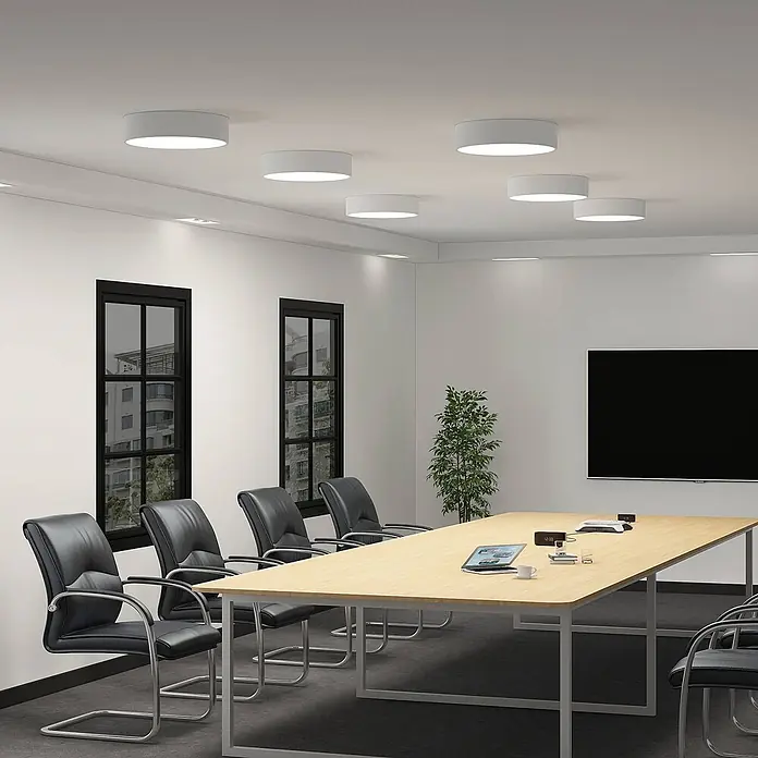 Arcchio LED Deckenlampe in weiß, Deckenleuchte rund -  - Mehrere runde weiße Deckenleuchten beleuchten einen modernen Konferenzraum.
