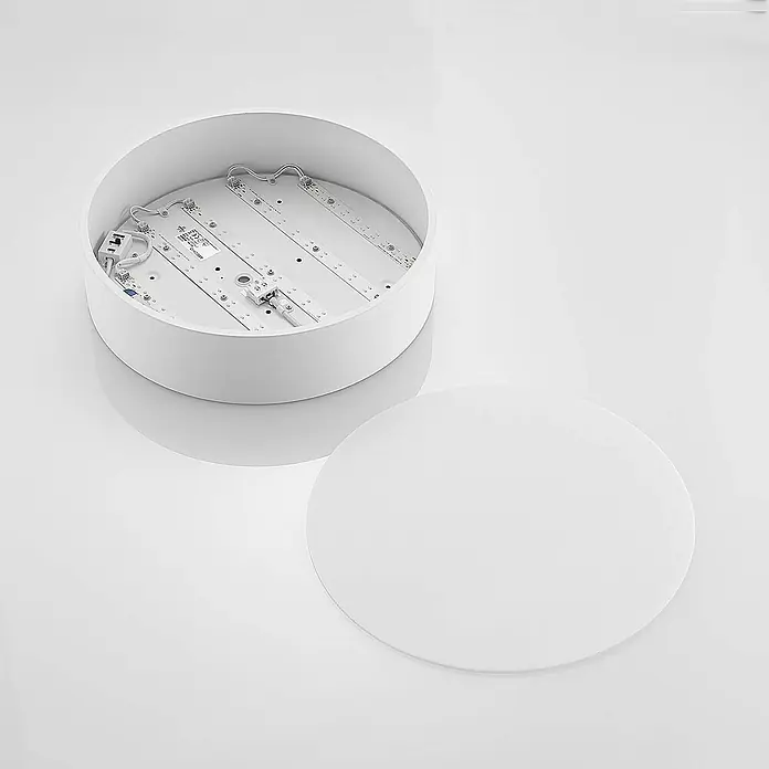 Arcchio LED Deckenlampe in weiß, Deckenleuchte rund -  - Weiße runde LED-Deckenleuchte, Abdeckung entfernt, zeigt interne LED-Streifen und Verkabelung.