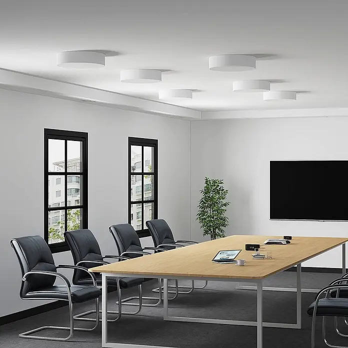 Arcchio LED Deckenlampe in weiß, Deckenleuchte rund -  - Weiße runde Aufbau-Deckenleuchten beleuchten einen modernen Konferenzraum.