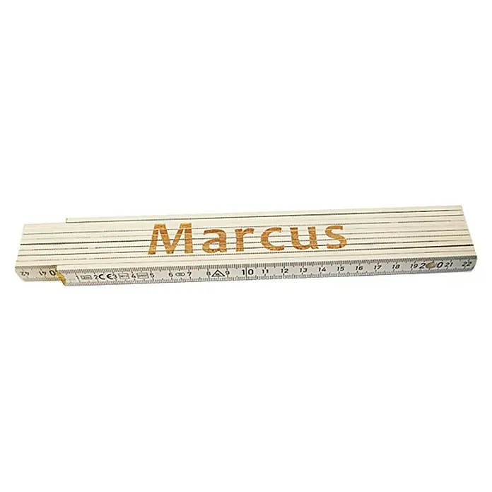 Zollstock - Aufdruck: Marcus, 2 m - Ein Zollstock aus Holz mit dem Namen "Marcus" und einer Messskala, ideal für Bauprojekte und präzise Messungen.