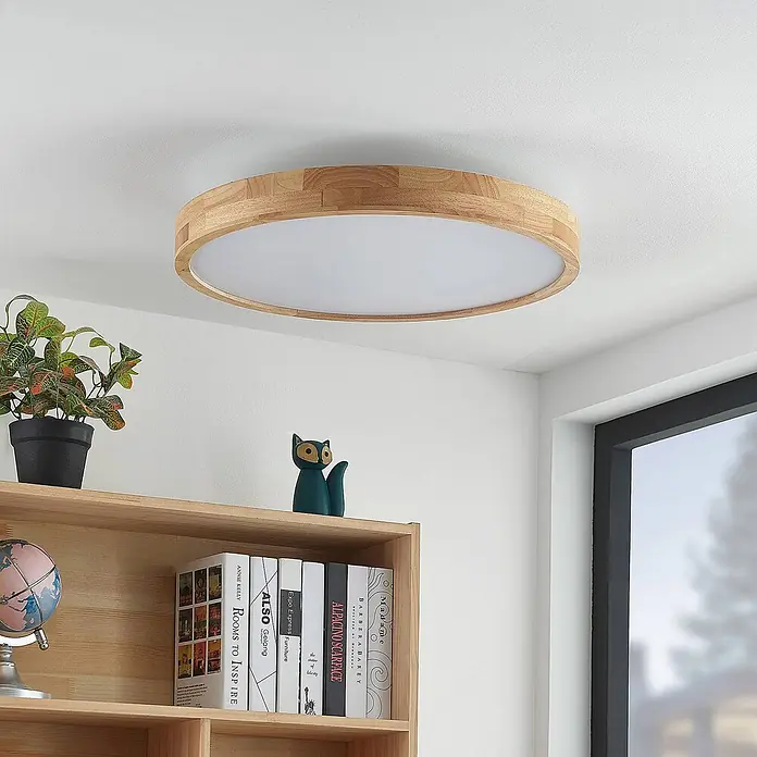 Lindby LED Deckenlampe in holz, weiß, dimmbar Deckenleuchte rund -  - Runde Deckenleuchte mit hellem Holzrahmen und weißem Diffusor, an der Decke über einem Holzregal in einem modernen Raum montiert.