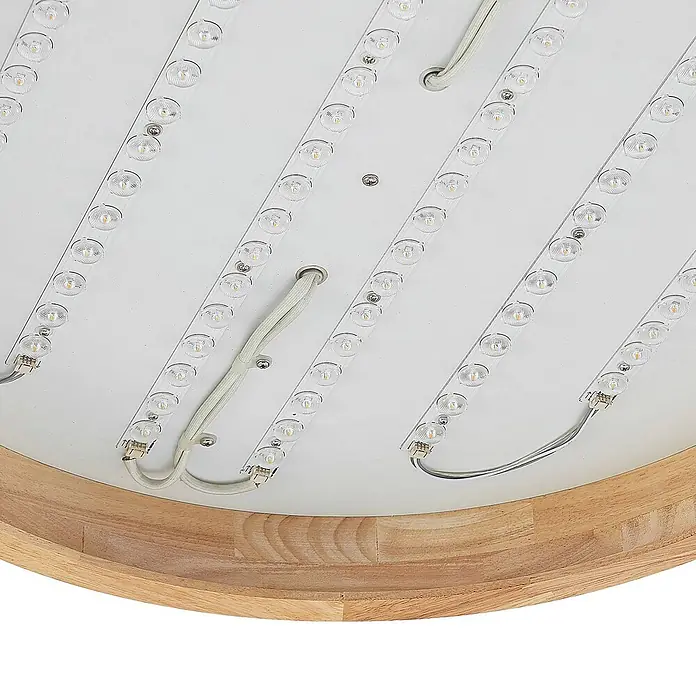 Lindby LED Deckenlampe in holz, weiß, dimmbar Deckenleuchte rund -  - Nahaufnahme von LED-Streifen auf weißer Rundplatte in einem hellen Holzrahmen, mit interner Verkabelung.