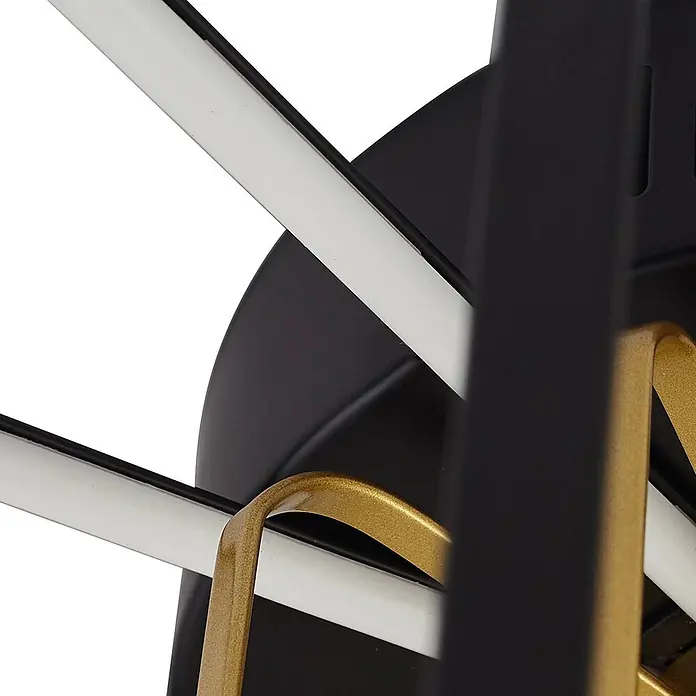 Lucande Deckenleuchte Birger - schwarz - Nahaufnahme einer modernen Leuchte mit schwarzen und goldenen Metallakzenten und integrierten weißen LED-Lichtstreifen.