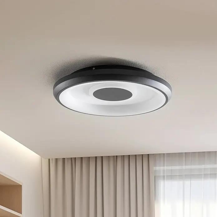 Lindby Deckenleuchte Lynden - schwarz - Moderne runde LED-Deckenleuchte in Schwarz und Weiß, an einer hellen Decke montiert.