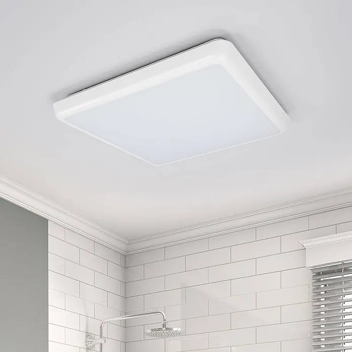 Arcchio LED Deckenlampe in weiß, Deckenleuchte -  - Weißes quadratisches LED-Deckenlicht in einem modernen Badezimmer.