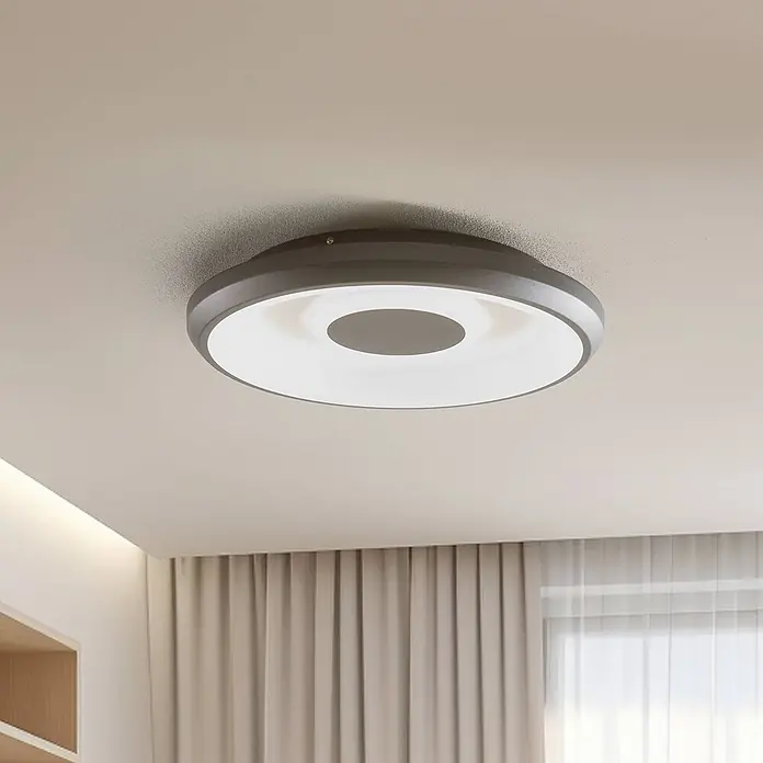 Lindby Deckenleuchte Lynden - schwarz - Moderne dunkelgraue runde LED-Deckenleuchte mit weißem Leuchtring, bündig an heller Decke montiert.