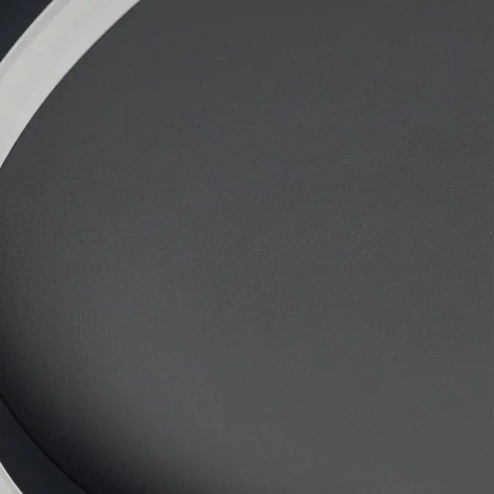 Lindby LED Deckenlampe in schwarz, Deckenleuchte rund -  - Dunkelgraue, fein strukturierte Oberfläche mit einem weißen, gebogenen Rand.