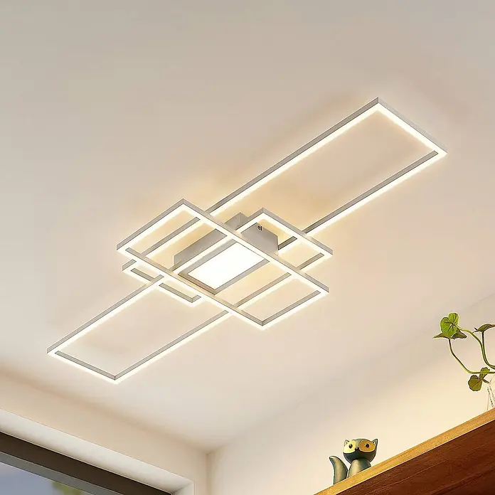 Lindby LED Deckenlampe in weiß matt, dimmbar Deckenleuchte -  - Moderne, silberfarbene LED-Deckenleuchte mit geometrischen Rechteckrahmen, die einen Raum beleuchtet.