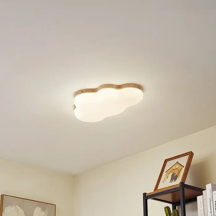 Lindby LED Deckenlampe in weiß, holz, Deckenleuchte rund -  - Wolkenförmige Deckenleuchte mit Holzrahmen und weißem Diffusor, beleuchtet einen modernen Raum.
