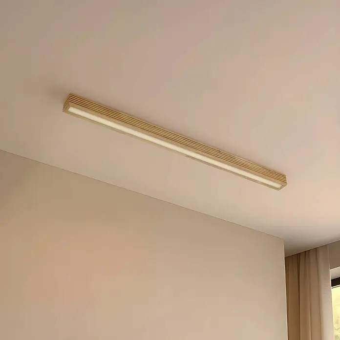 Lucande LED Deckenlampe in hellbraun, schwarz, Deckenleuchte -  - Lineare LED-Deckenleuchte mit hellem Holzlattenrahmen, an einer Decke montiert.