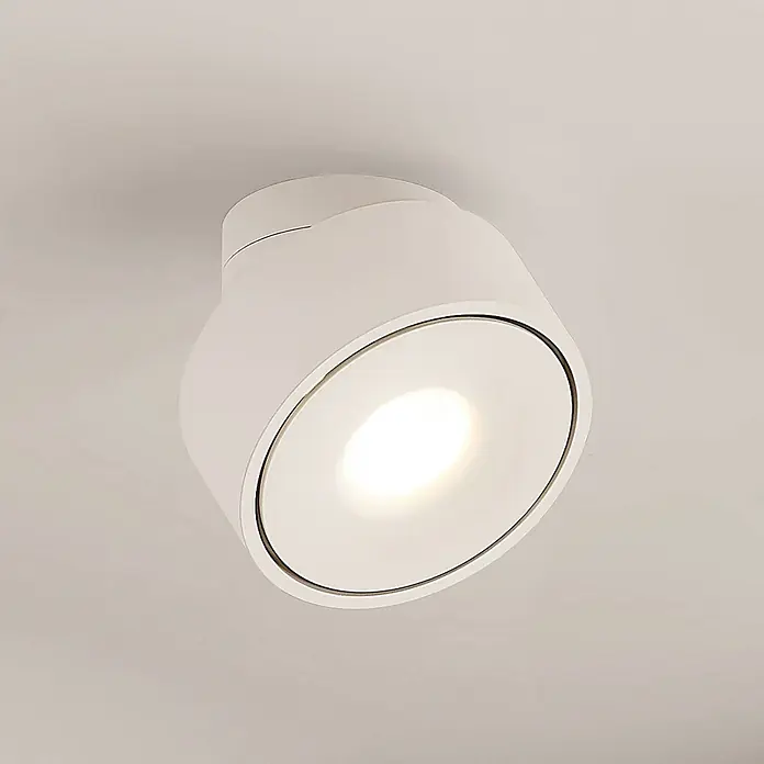Arcchio LED Deckenlampe in weiß, Deckenleuchte rund -  - Weißer, zylindrischer Decken-LED-Strahler, leicht angewinkelt und beleuchtet.