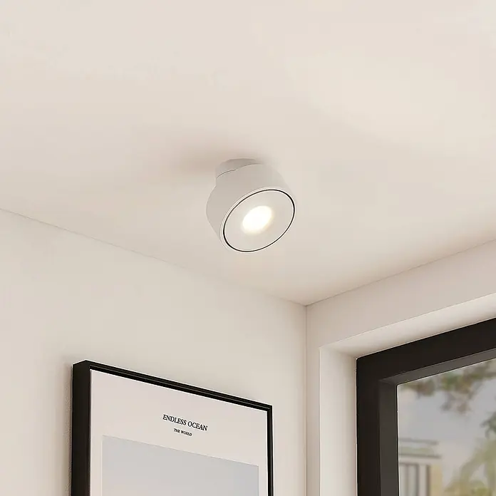 Arcchio LED Deckenlampe in weiß, Deckenleuchte rund -  - Weißer Deckenstrahler, geneigt und warmes Licht abgebend.