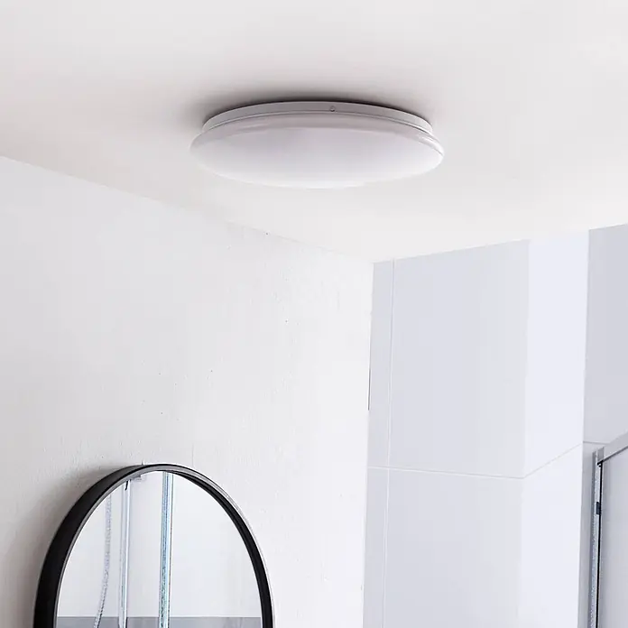 Lindby LED Deckenlampe in weiß, Deckenleuchte rund -  - Weiße, runde LED-Deckenleuchte zur Unterputzmontage in einem modernen Badezimmer.