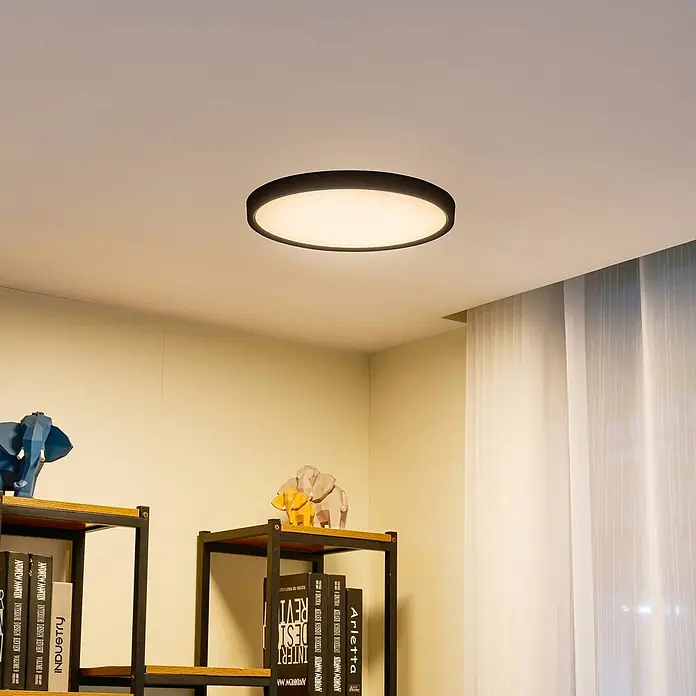 Lindby LED Deckenlampe in schwarz matt, weiß, Deckenleuchte rund -  - Runde Deckenleuchte mit schwarzem Rahmen, die einen modernen Wohnraum warm beleuchtet.
