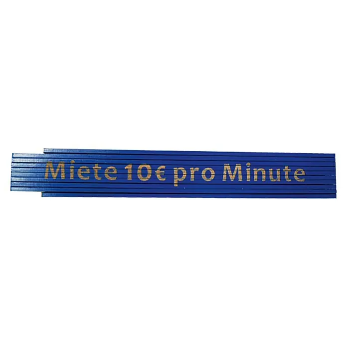 Zollstock - Aufdruck: Miete 10 € pro Minute, Länge: 2 m - Ein blaues Schild mit goldener Schrift "Miete 10€ pro Minute" darauf, das auf gestapelten blauen Stäben liegt.