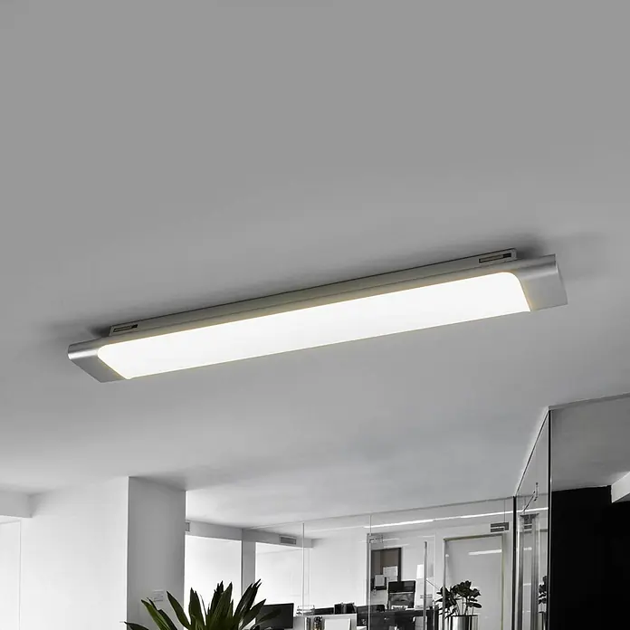 Arcchio LED Deckenlampe in weiß, silber, Deckenleuchte -  - Silberne lineare LED-Deckenleuchte an der Decke eines modernen Büros, die den Raum beleuchtet.