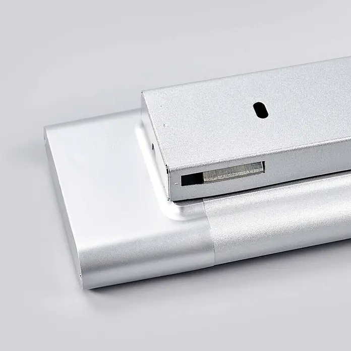 Arcchio LED Deckenlampe in weiß, silber, Deckenleuchte -  - Silbernes Metallgerät mit sichtbarem USB-A-Anschluss und kleiner schwarzer Öffnung, wahrscheinlich ein USB-Stick-Bauteil.