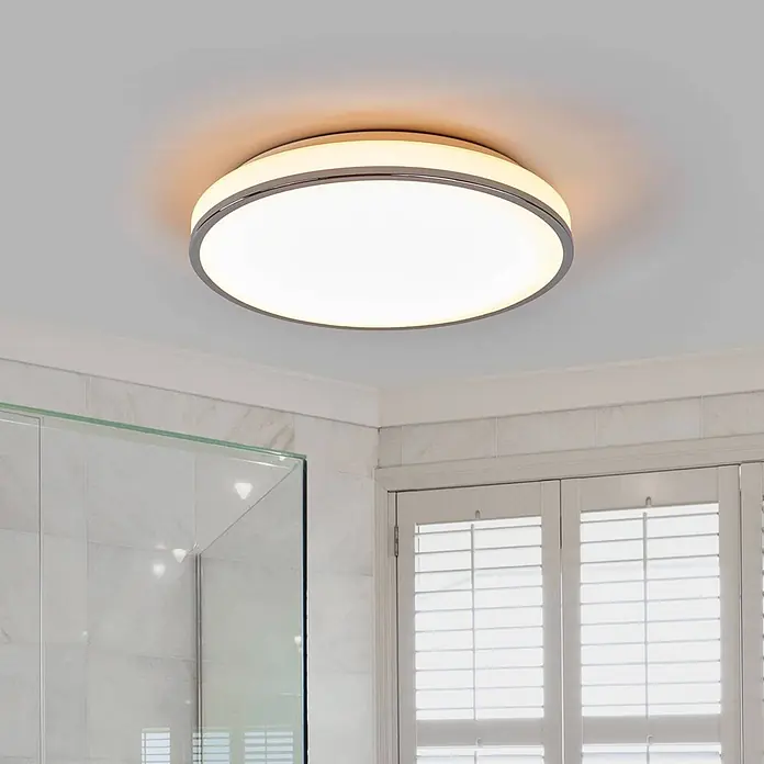 Lindby LED Deckenlampe in weiß, chrom, Deckenleuchte rund -  - Runde Deckenleuchte mit silbergrauem Rahmen und weißem Diffusor, die einen warmen Schein an Decke und Raum wirft.