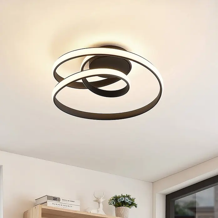 Lucande LED Deckenlampe in schwarz, Deckenleuchte rund -  - Moderne schwarze Deckenleuchte mit weißem LED-Spiraldesign, die einen Raum beleuchtet.