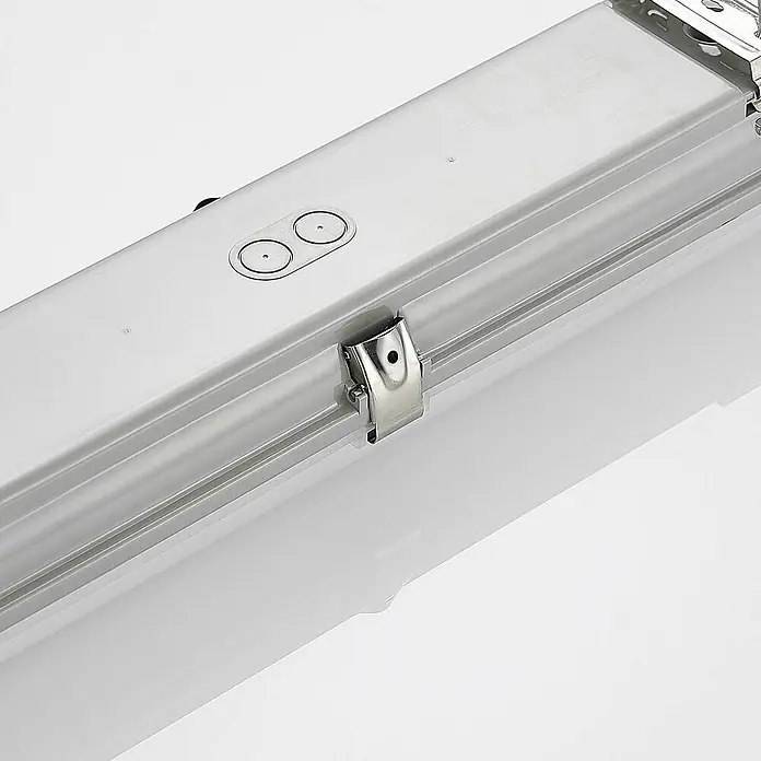 Arcchio LED Feuchtraumleuchte in weiß, Wannenleuchte -  - Silberne industrielle LED-Linearleuchte mit lichtdurchlässigem Diffusor und Metallklammern.