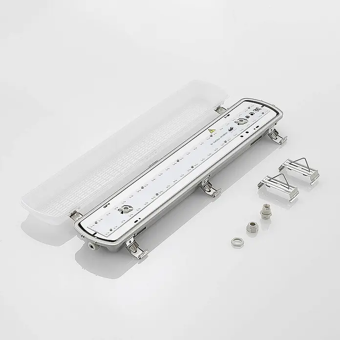 Arcchio LED Feuchtraumleuchte in weiß, Wannenleuchte -  - Graue wasserdichte LED-Leuchte, geöffnet, um interne LED-Leiste und Komponenten zu zeigen, mit Montageklammern und Kabelverschraubungen.