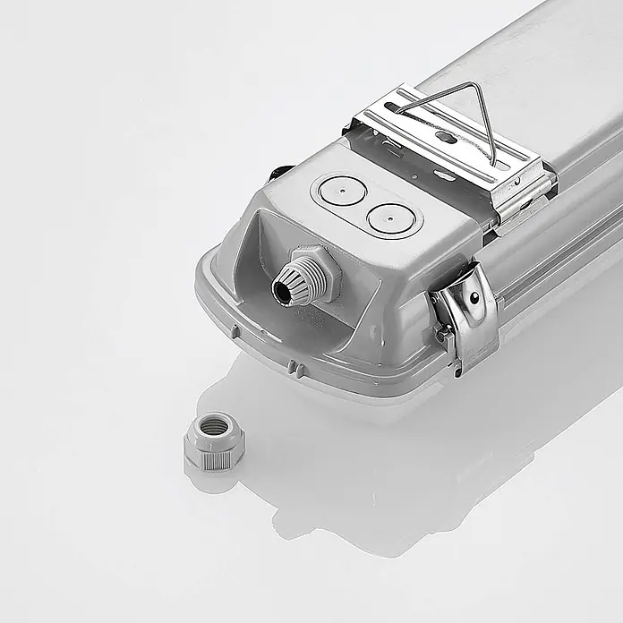 Arcchio LED Feuchtraumleuchte in weiß, Wannenleuchte -  - Graue industrietaugliche, wasserdichte Leuchte mit Metallhalterung, Klammern und Kabelverschraubung. Eine lose Verschlusskappe liegt daneben.