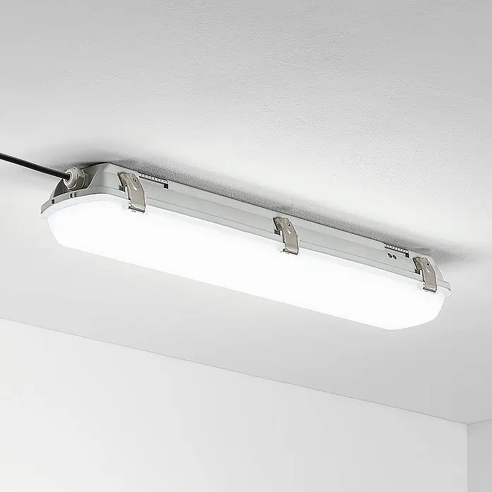 Arcchio LED Feuchtraumleuchte in weiß, Wannenleuchte -  - Lange graue Deckenleuchte mit durchscheinendem weißem Diffusor, an einer Decke montiert.